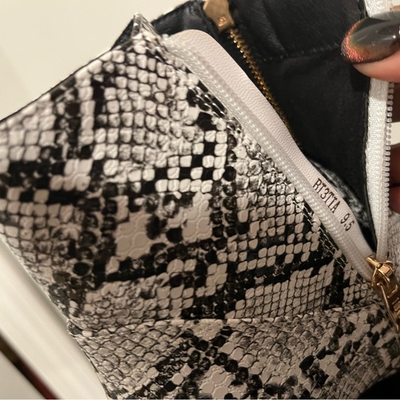 🖤 Black and white snake skin booties 🖤 - Picture 5 of 5